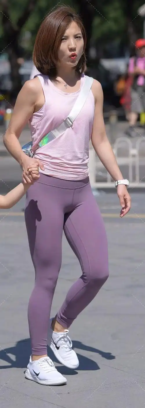 街拍带孩子的辣妈气质时尚