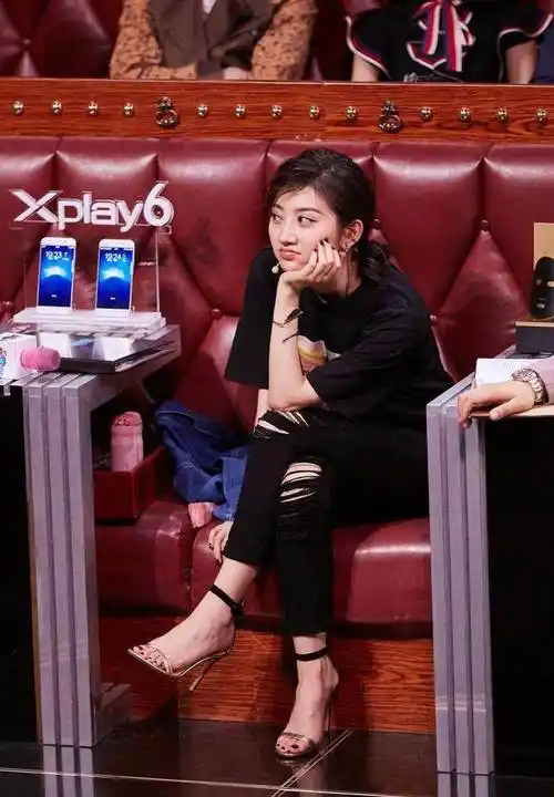 景甜太时尚了,紧身裤搭配高跟鞋看起来显瘦又洋气,休闲却又很高级