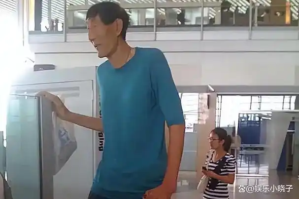 回顾中国第一巨人鲍喜顺不听医生劝阻硬要生娃孩子如今有多高
