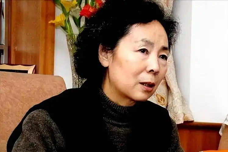 这个人就是刘尚娴的丈夫——沈国瑞,说起他们的爱情故事,用"患难与共"