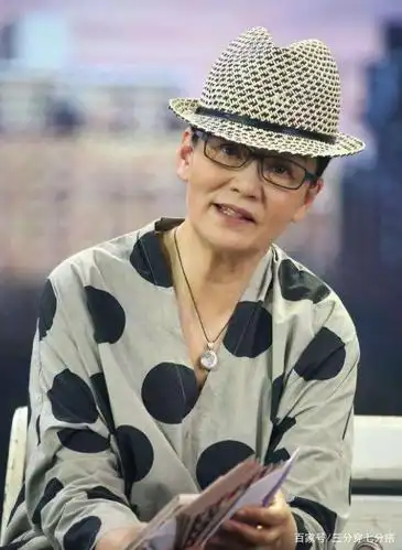 65岁潘虹近照曝光,荧光色针织衫配米色大衣,造型简约具现代感