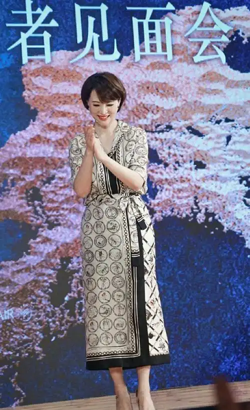 董卿把波波头烫卷了更高级穿印花连衣裙不穿黑丝袜反而更性感