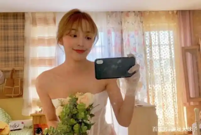 药水哥和斗鱼知名女主播互动,在酒店搂搂抱抱,网友:封杀吧