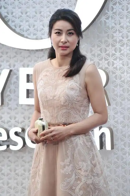 郭晶晶和吴敏霞时隔20年再聚首,一个圆润富态,一个干瘪消瘦