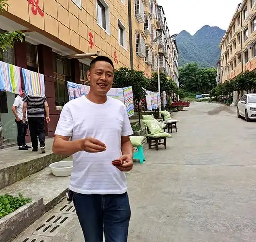 "敏霞农家乐" 乡村旅馆的老板杨羽刚