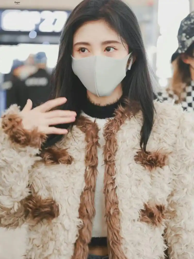 鞠婧祎机场私服 软糯甜美又显高! 鞠婧祎20220106机场私服穿搭