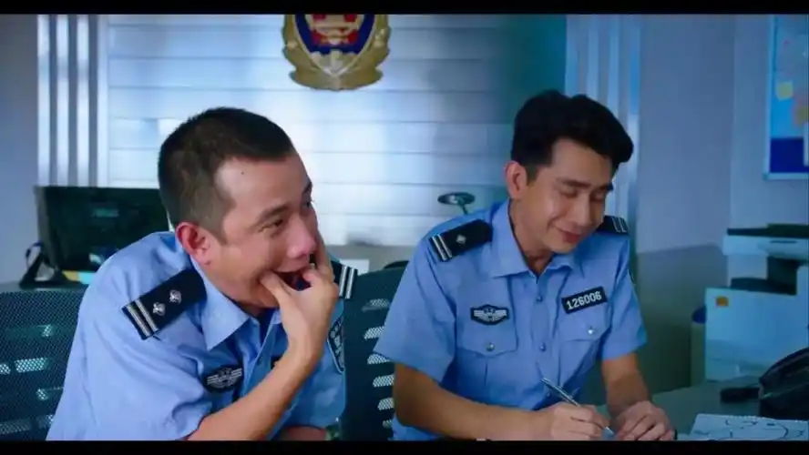 一直可以明天见吗:警察:无论多好笑我们都不会笑的.