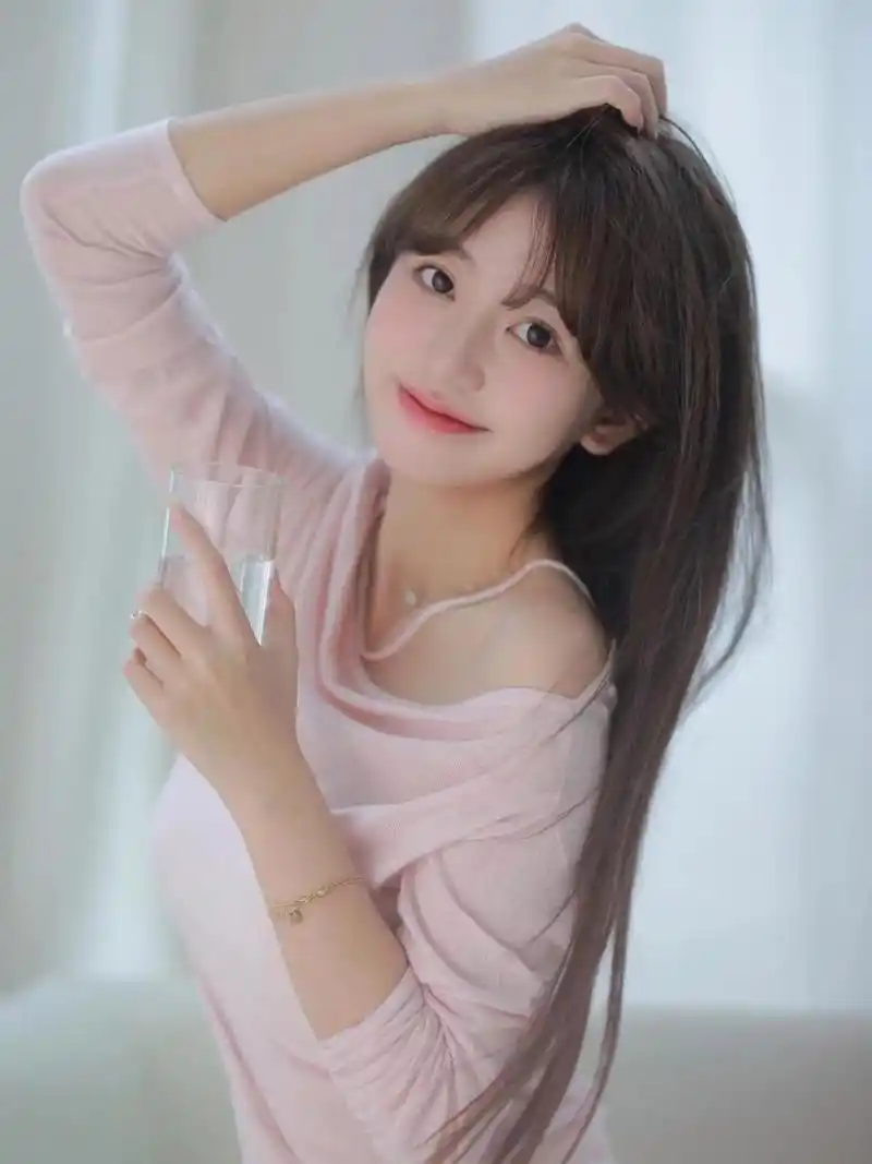 纯天然素颜美女,浓眉大眼显清纯又养眼!