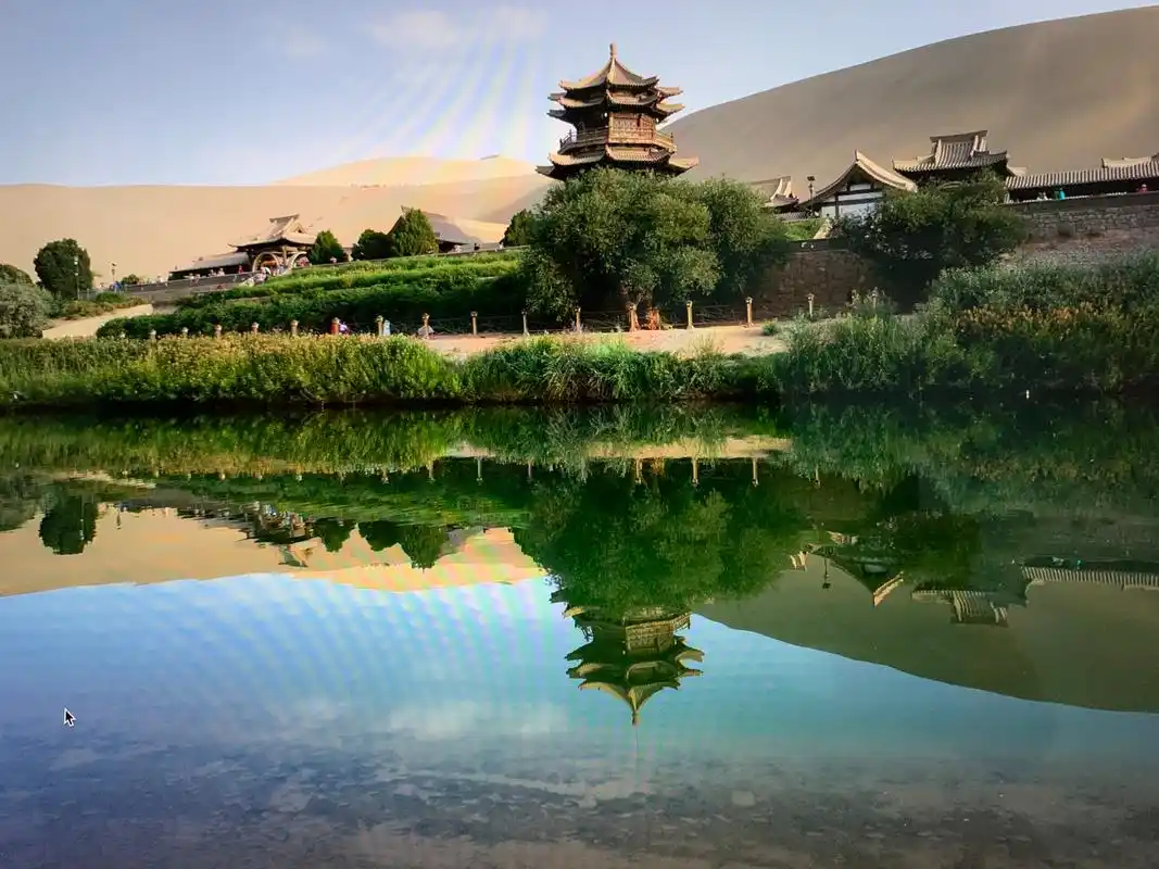 沙漠之眼——月牙泉.敦煌月牙泉是沙漠中的一泓清泉,它酷似一弯新月,