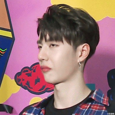 大学生来了 截修 @uniq-王一博(躲在幕布后偷听的小表情也太可爱了555