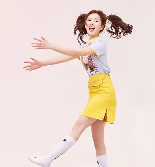 21岁的赵露思也太可爱了t恤短裙配双马尾玩蹦床美得像精灵