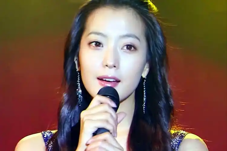 回顾金喜善:嫁入豪门一夜坐拥千亿,靠一脸甜笑迷倒南韩太子爷