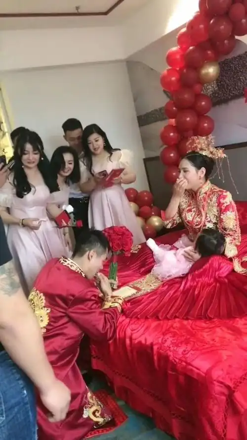 小伙接亲现场好热闹,新娘抱着孩子参加婚礼,好甜蜜的一家三口!