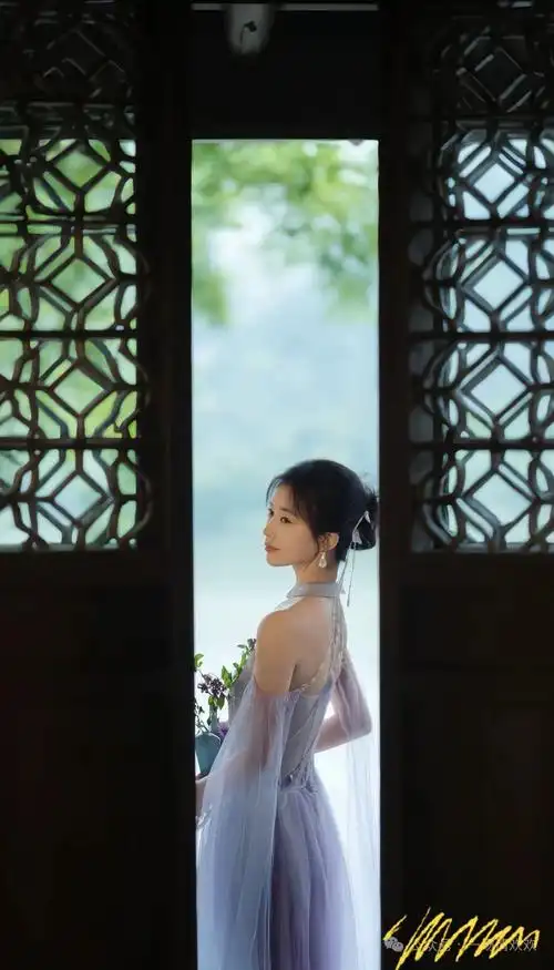 美女壁纸～小姐姐一袭仙气飘飘的长裙,温婉可人