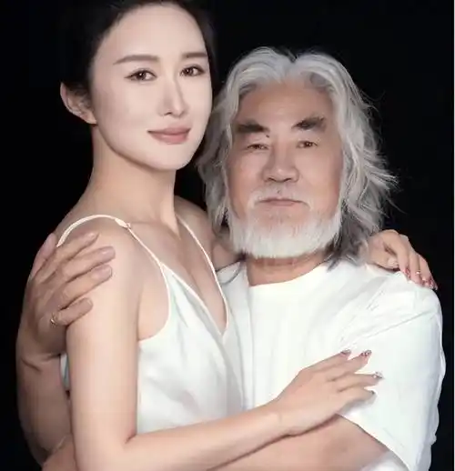 小三十岁娇妻杜星霖怀四胎,张纪中再次当爹,网友:宝刀未老_樊馨蔓