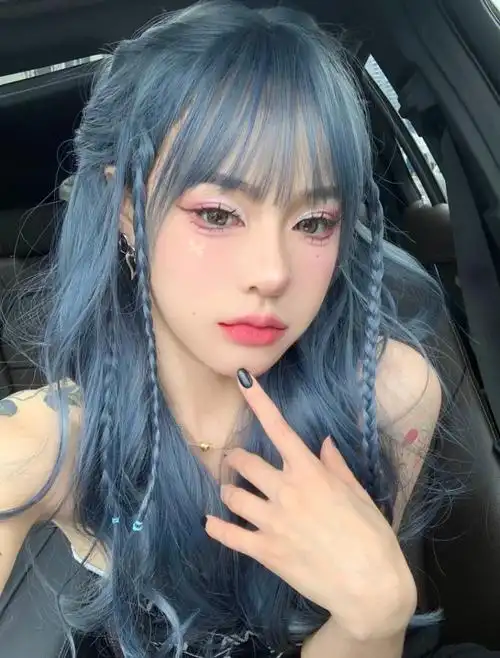 蓝色牛仔蓝发色现在染头发的人越来越多了但是大多数人还是茶色一类的