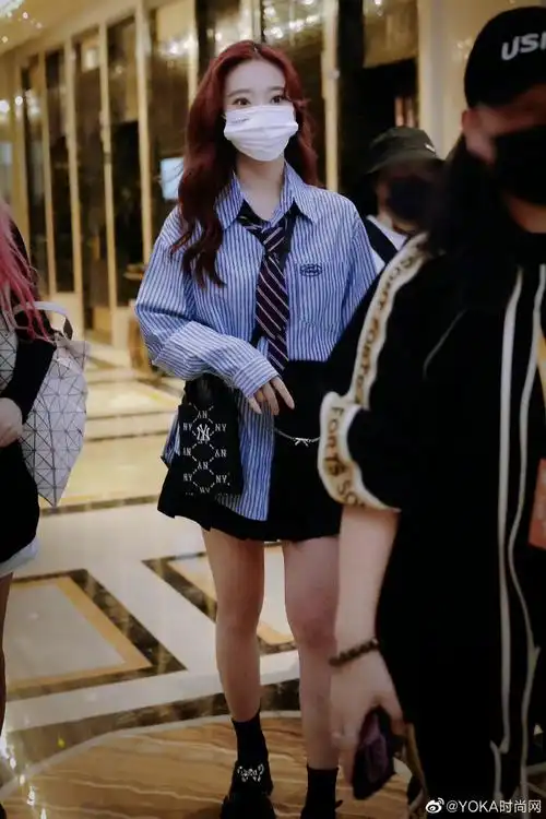 张紫宁百分百开麦#@张紫宁zining机场照释出,白色软糯外套搭配牛仔裤