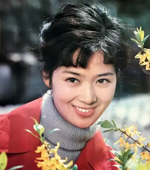 龚雪还不知道危险来临,她站在舞台上摇曳生姿,她的美貌让所有的女演员