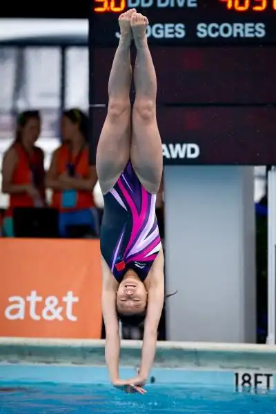 图文国际泳联跳水大奖赛6日赛况何姿姿势舒展