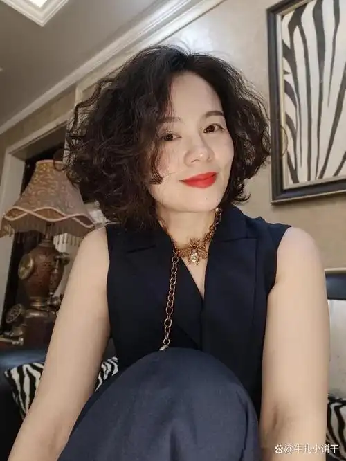 "齐耳烫发"才是最适合中老年女人的发型!看69岁林青霞就知道了