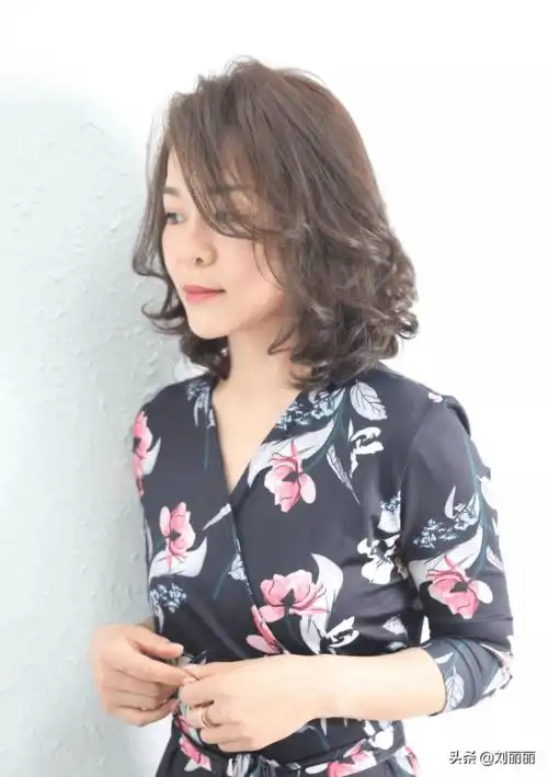 女人过了50岁发型这样剪洋气显年轻时尚更自信