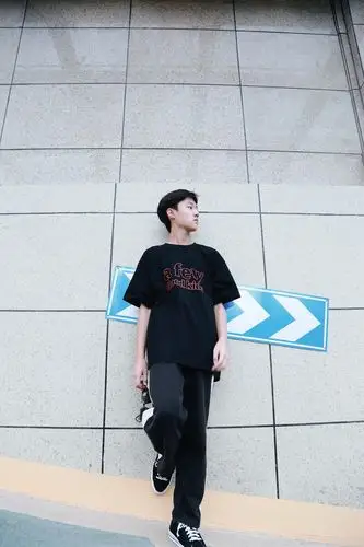 14岁男孩车库写真