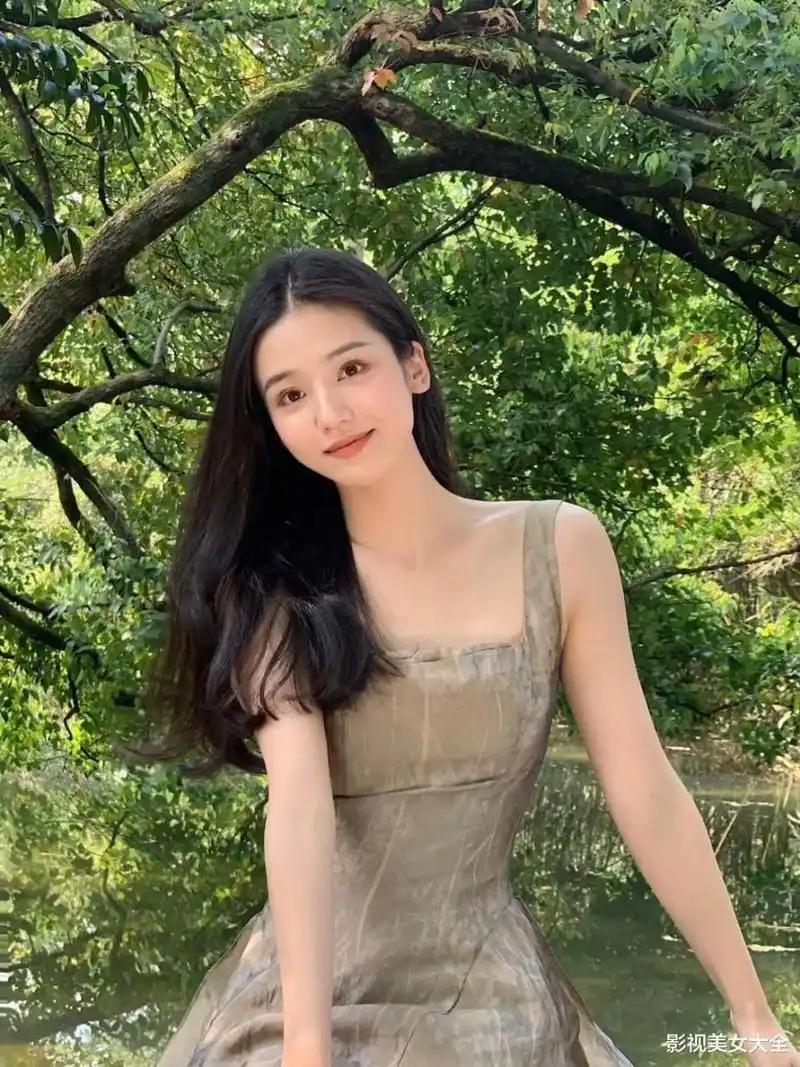 花店女老板娘,今年28岁还是单身,高颜值气质型美女,女神范十足