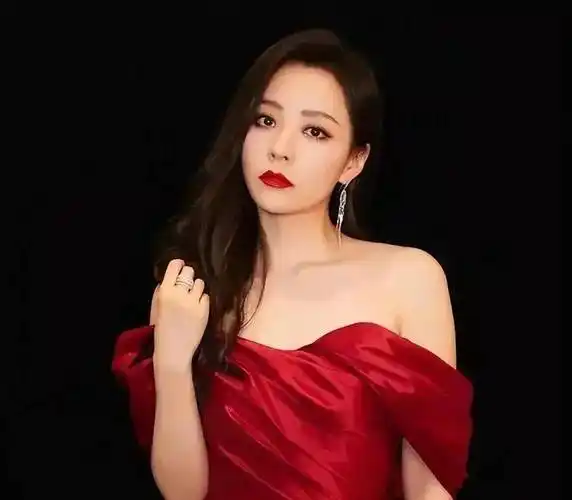 颁奖典礼上,张靓颖身着红色真丝一字肩连衣裙,惊艳亮相.