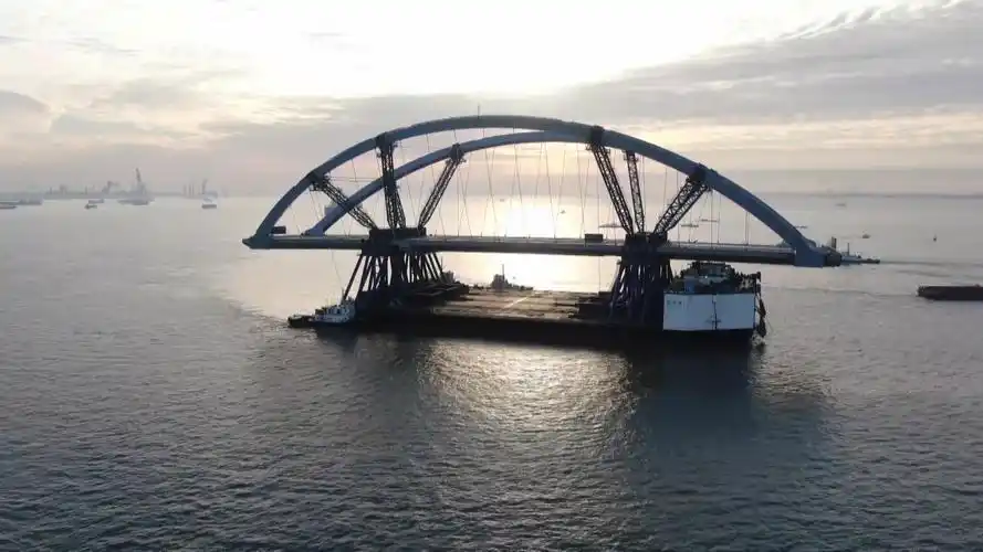"巨型蝴蝶"出海!200米长"香港将军澳大桥主跨"乘船回家