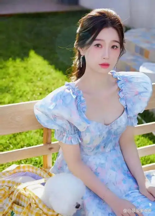 虞书欣是一位可爱的女孩子,她的完美身材比例让人羡慕不已.