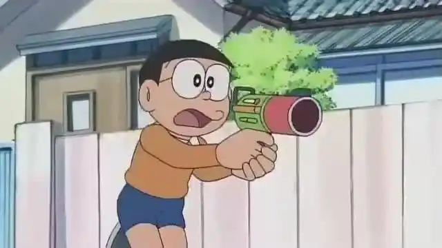 《哆啦a梦》糟糕,大雄手上的道具枪能量用完了,大鲨鱼发飙了!