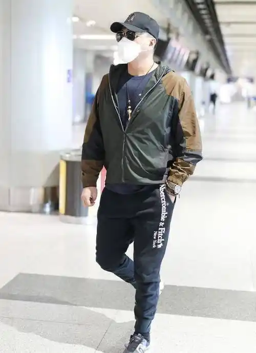 脚卫裤搭配非常的显身材,不管是粗腿还是细腿都可以用来搭配,看胡军的