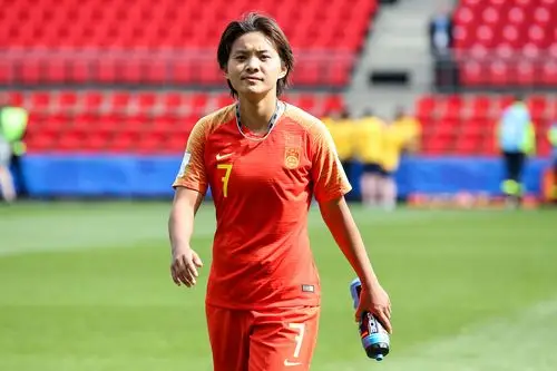 王霜澄清:贾导待女足就像父亲一样 自己辜负期望