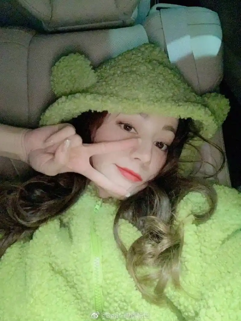 绿色大概只有迪丽热巴这样的顶级99大美女才能驾驭住[庆祝][鲜花]