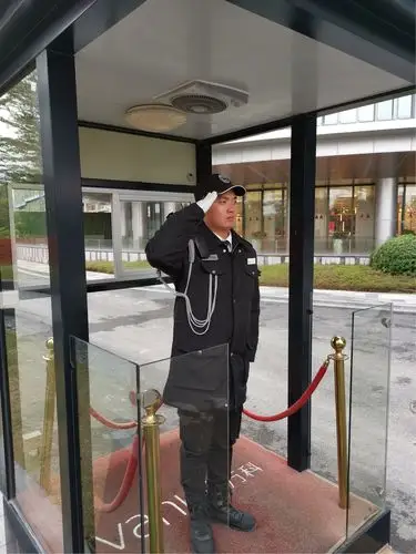 看我们的安全小哥哥～ 站岗时是帅气的～ 微笑是我们万科物业起码的