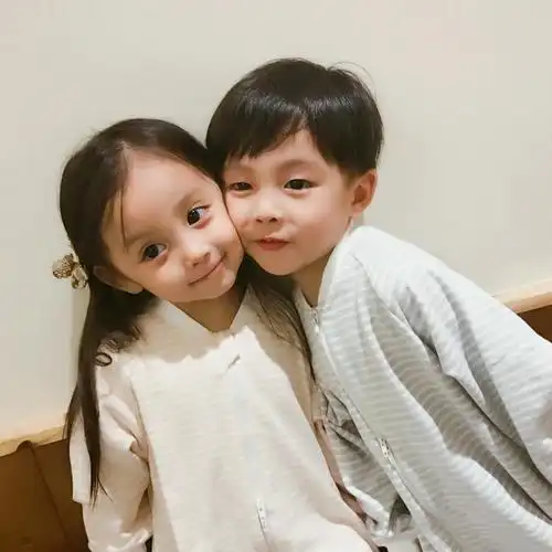 可爱萌娃情侣头像背影 情侣头像图片大全 -【爱个性】