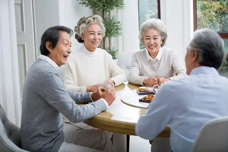 快乐的老年人喝茶聊天图片下载