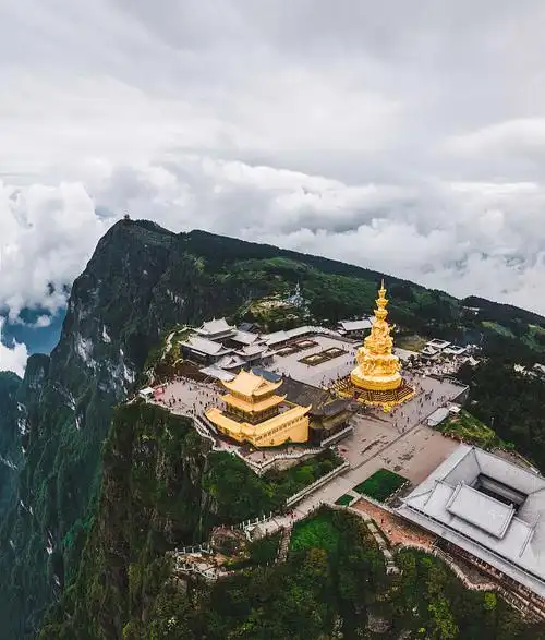 四川省乐山市峨眉山风景名胜区  金顶和万佛顶云海全景图片