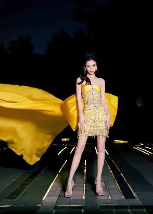 杨颖时尚表现力再发力,一款高定礼服,穿出充满少女感的在逃公主_造型