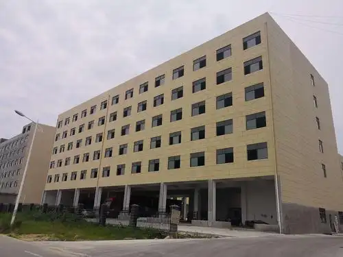 2.金坤实业1#厂房外墙真石漆施工完成70%.(总人数:外墙漆工人13人).