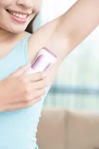 女人微笑着拔腋毛照片