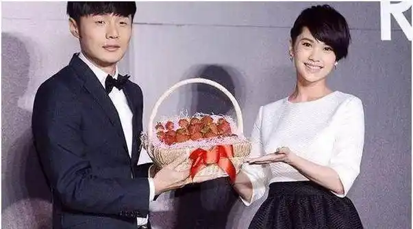 恭喜李荣浩生日当天成功求婚杨丞琳男友对方单身