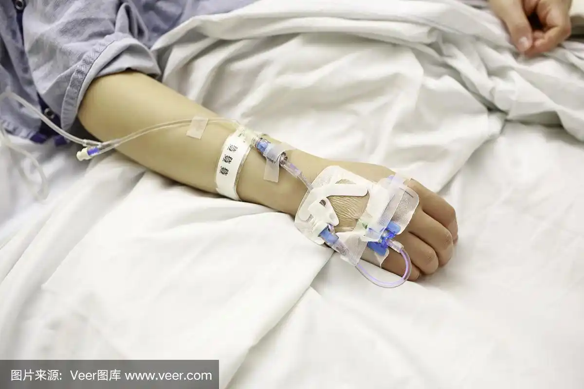 正在病床上静脉注射的病人
