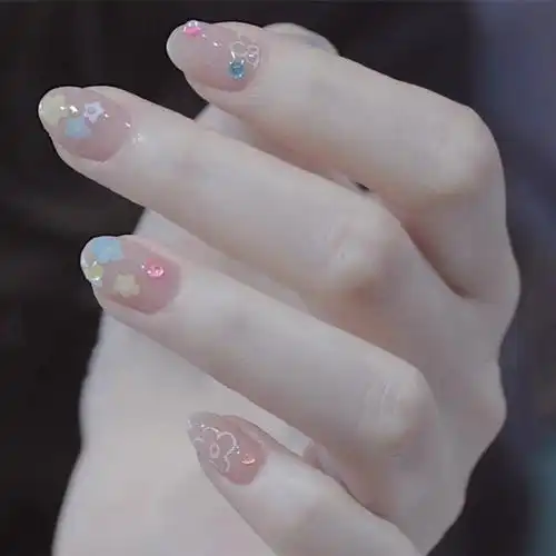 潮流生活##美甲#春天就要做一个明亮色彩的美甲,搭配上花花图案,既