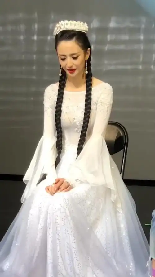 佟丽娅穿白色长裙扎麻花辫美的出众