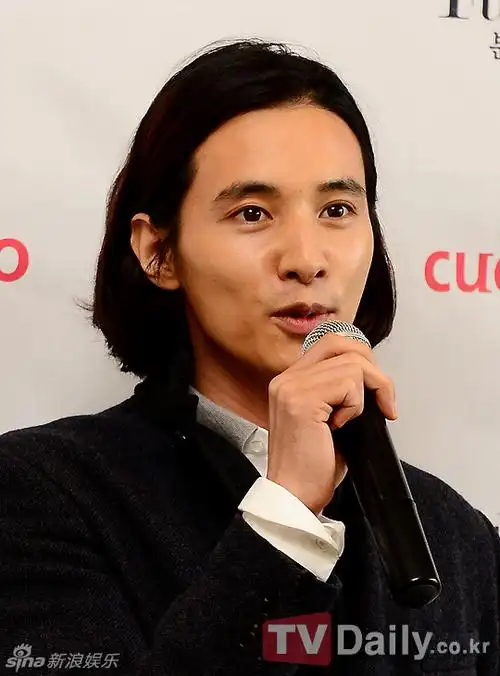 韩星元斌长发亮相代言活动