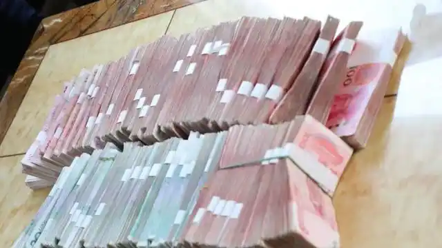 楚雄一男子拿着50万现金到法院归还执行款