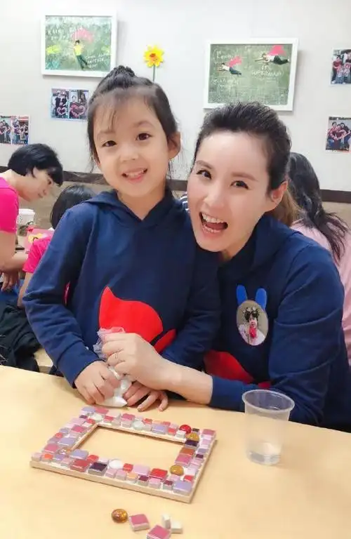 刘畊宏带三个孩子去玩,兄妹合影像是三个女孩,小泡芙长高了