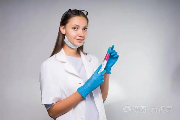 年轻护士女孩微笑, 而准备使用注射器