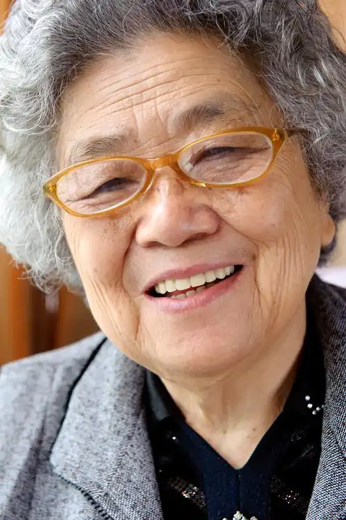 看着镜头笑的和蔼的奶奶快乐的祖母